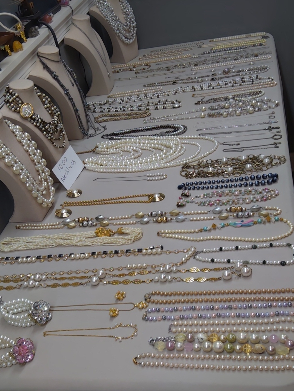 Preview For 8-11 Show.. 47lb Signed And Unsigned Faux Pearls - Picture 1 of 15